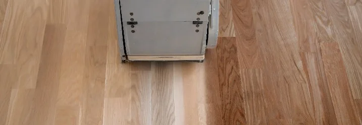 Parkettschleifmaschine auf Holzboden